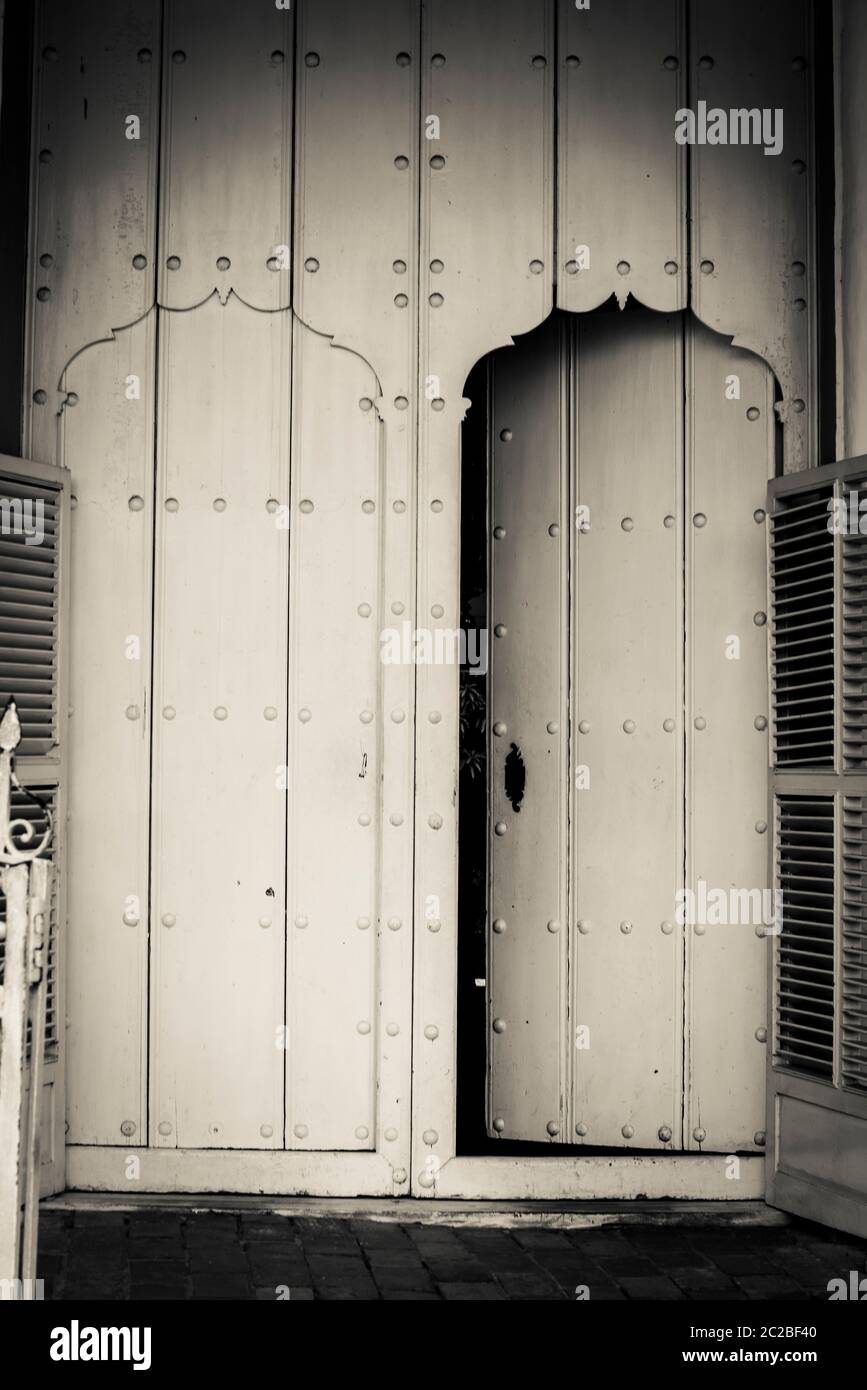 Tradizionale porta di legno su una casa spagnola di epoca coloniale, Trinidad, Cuba Foto Stock