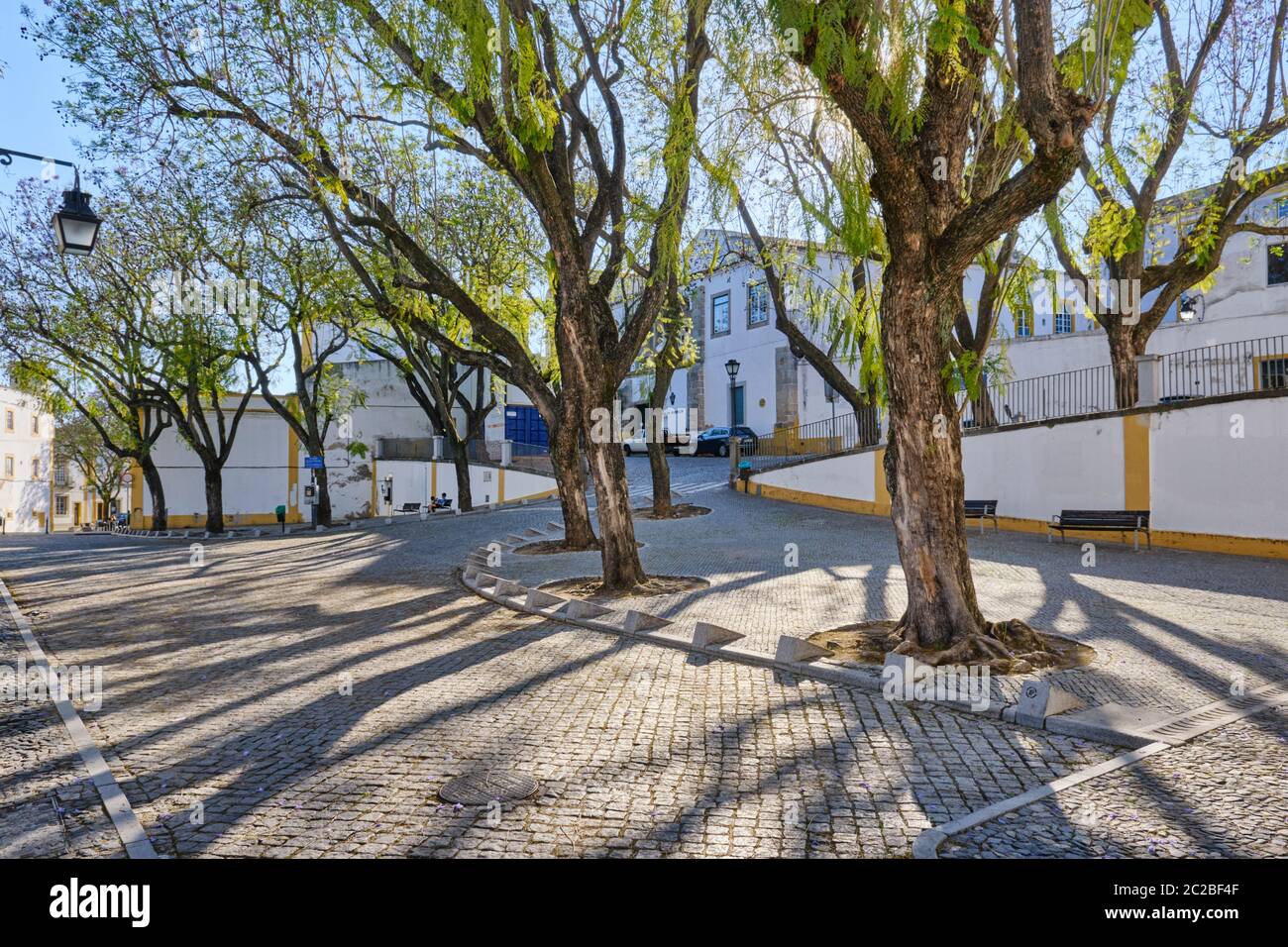 Tranquilla piazzetta nella città vecchia di Evora. Alentejo, patrimonio dell'umanità dell'UNESCO. Portogallo Foto Stock