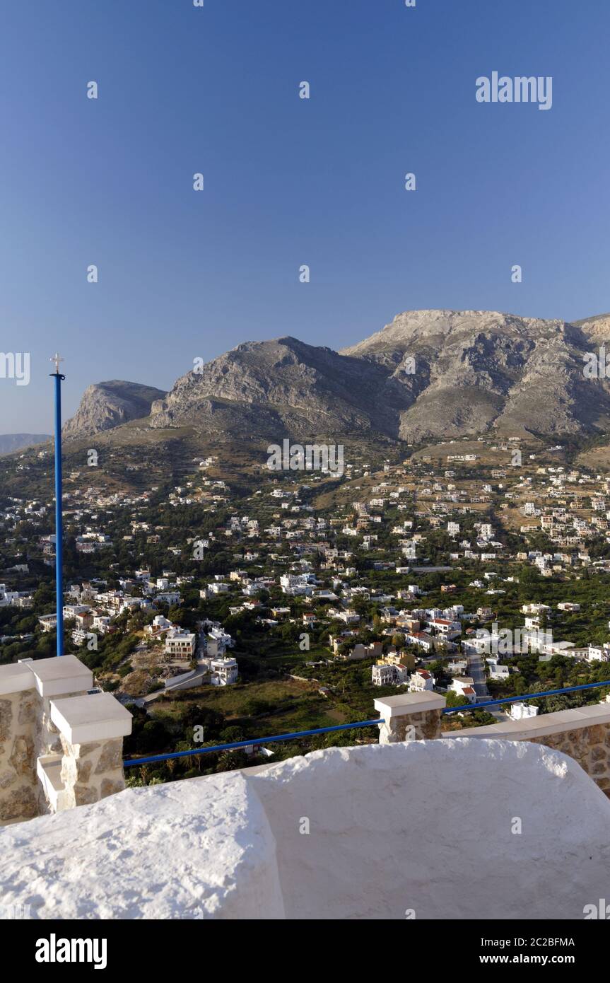 Il drammatico paesaggio montuoso di Kalimnos o Kalymnos dal monastero di Stavros, Linaria Bay, Panormas, Kalymnos, isole Dodecanesi, Grecia. Foto Stock