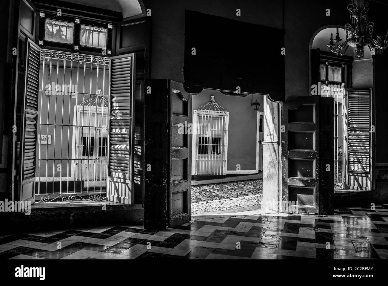 Splendida architettura coloniale spagnola con griglia della finestra, Trinidad, Cuba Foto Stock