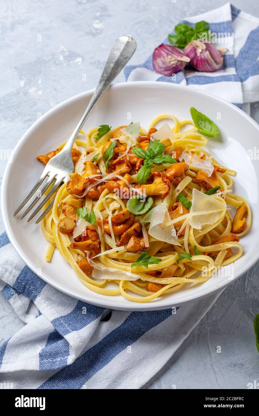 Linguini con i finferli, parmigiano e erbe aromatiche. Foto Stock