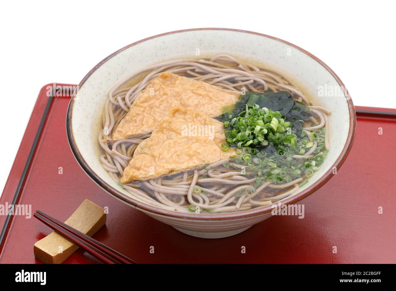Kitune giapponese soba noodles in un vaso di ceramica con bacchette sul vassoio Foto Stock