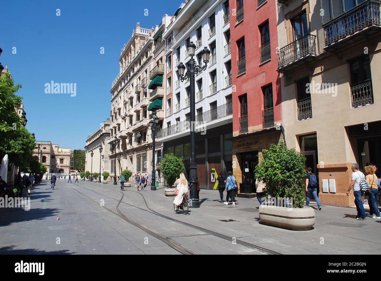 Le linee del tram scendono lungo l'Avenida de la Constitucion a Siviglia, Spagna, il 3 aprile 2019. La linea 2km è stata aperta nell'ottobre 2007. Foto Stock