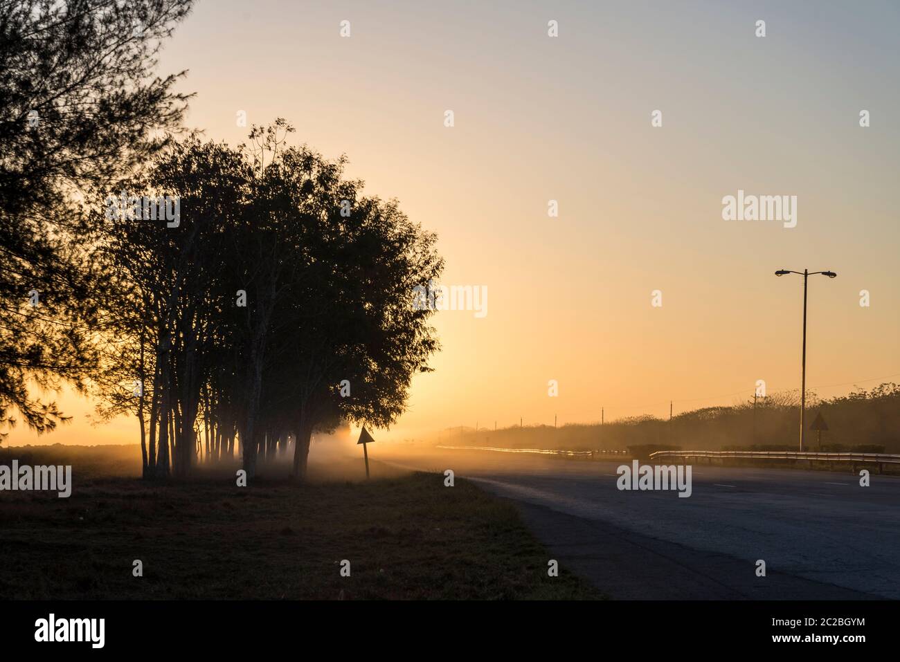 Strada all'alba, Provincia di Santiago de Cuba, Santiago Foto Stock