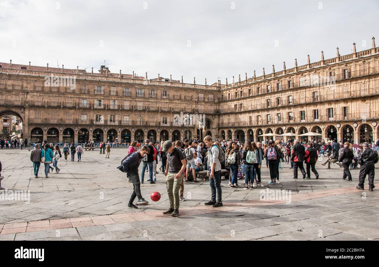 Vista sulla Plaza Mayor, Salamanca, con i ragazzi che giocano a calcio Foto Stock