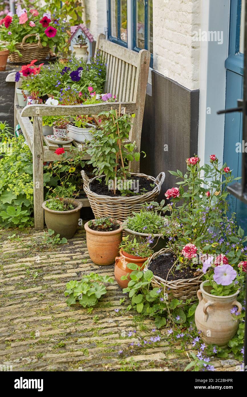 Ingresso casa decorata con fiori. Concetto di stile rustico. Elementi di design bellissimi Foto Stock