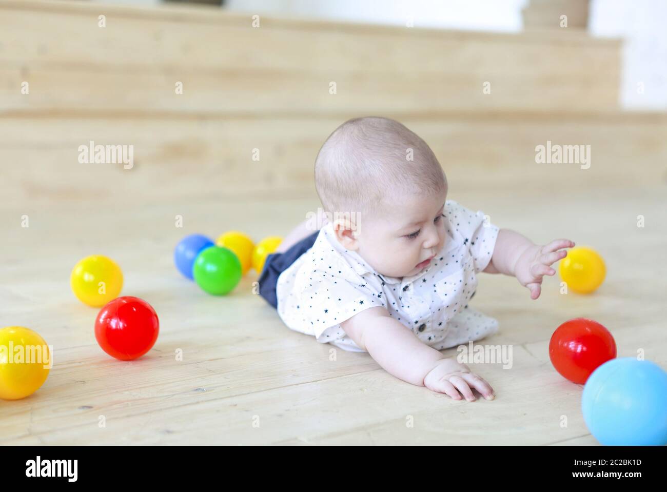 Bambino ragazzo che gioca con le palle. Bambini nella sala giochi. Bambino con  palle per bambini Foto stock - Alamy