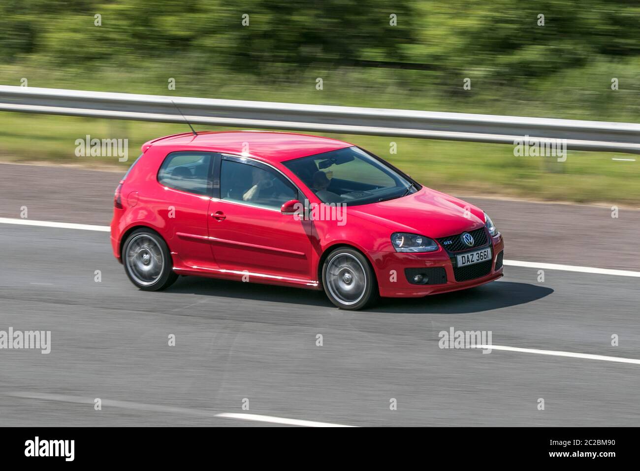 DAZ3661 2008 Volkswagen VW Golf GTI Edition30 230 Red Car Hatchback benzina sulla M6 autostrada vicino Preston a Lancashire, Regno Unito Foto Stock