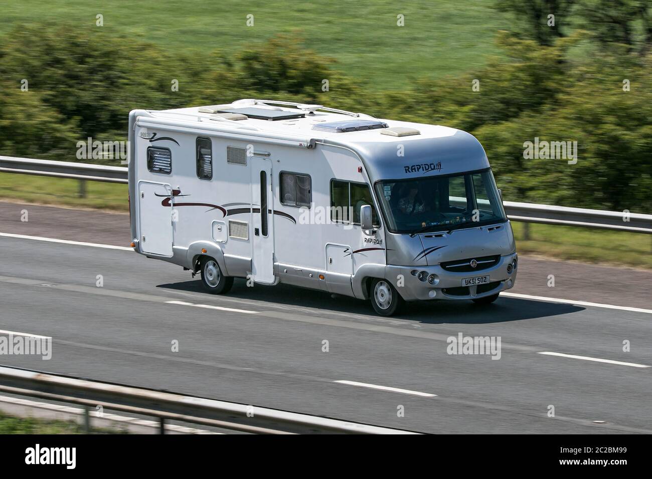 Caravan e Motorhomes, camper sulle strade della Gran Bretagna, RV veicolo per il tempo libero, vacanze in famiglia, vacanze caravanette, guida sulla M6 autostrada UK Foto Stock
