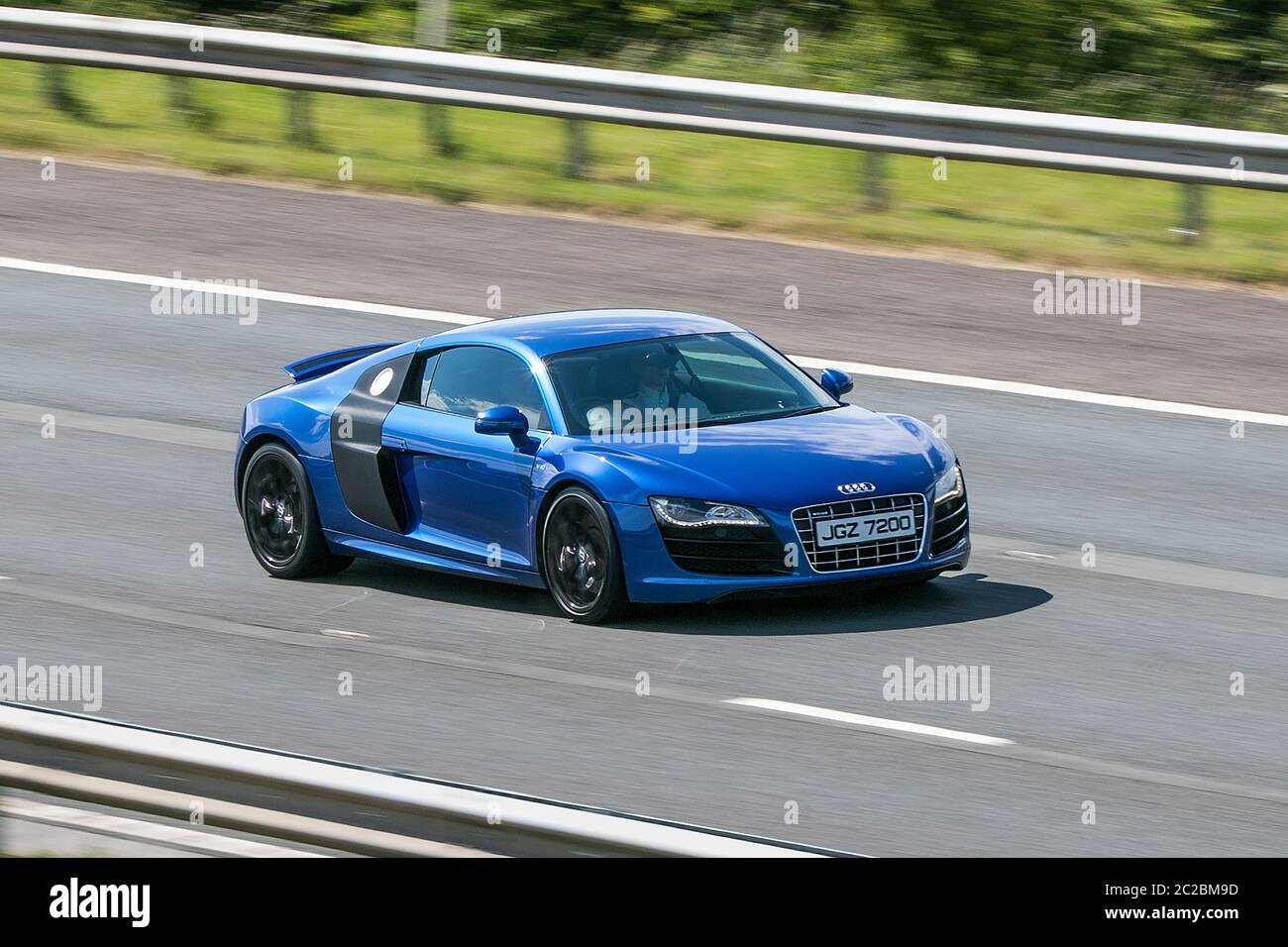2012 Blue Audi R8 quattro V10 S-A automobili che guidano veicolo su strade del Regno Unito, motori, roadster sportivi; Traffic Motoring sull'autostrada M6 Foto Stock