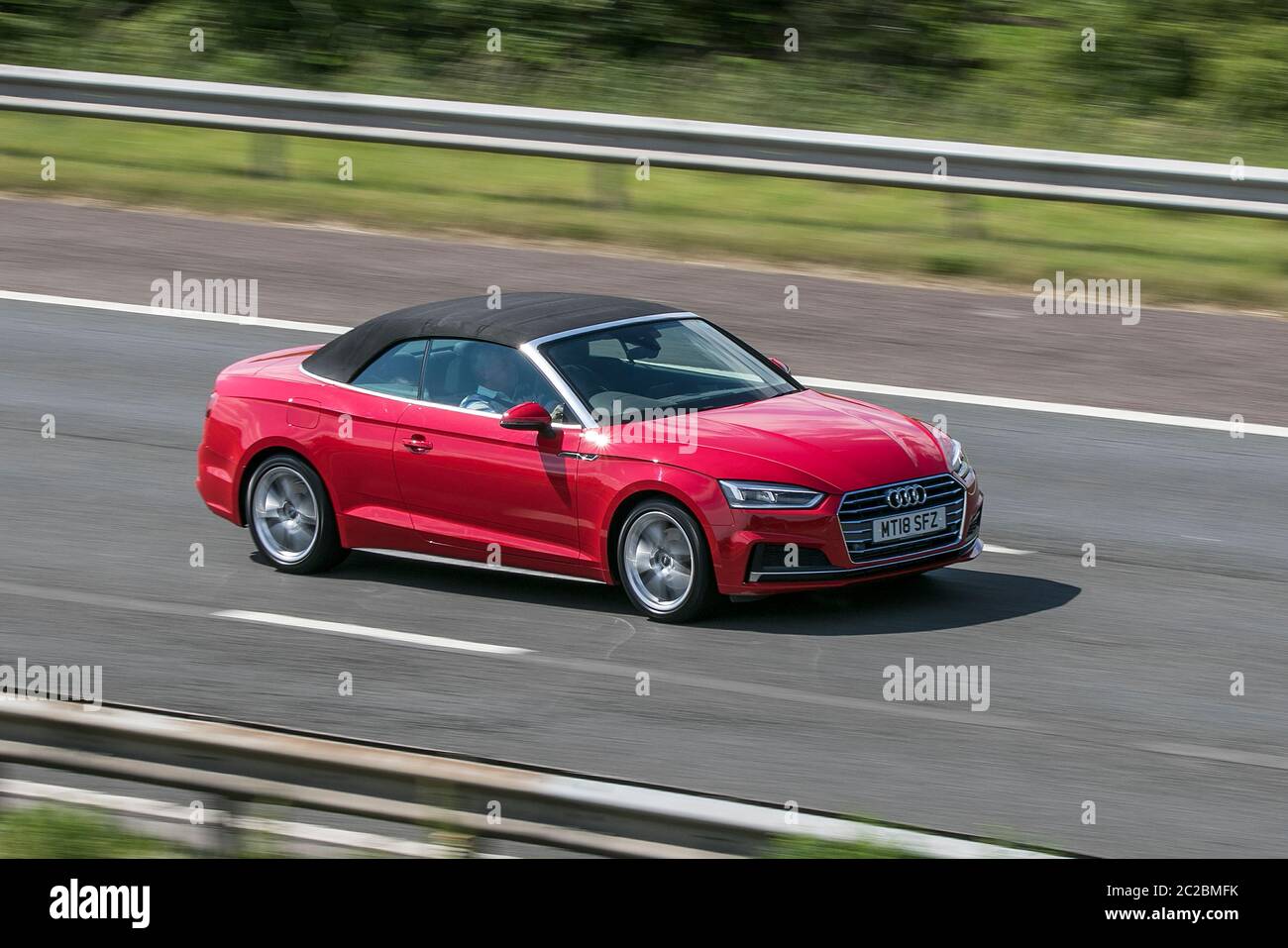 2018 Audi A5 S Line TFSI Red Car Cabriolet benzina sull'autostrada M6 vicino Preston a Lancashire, Regno Unito Foto Stock