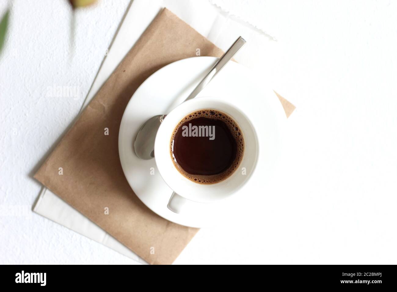 Tazza di caffè su Kraft Libro bianco. Mockup dal design minimale. Foto Stock