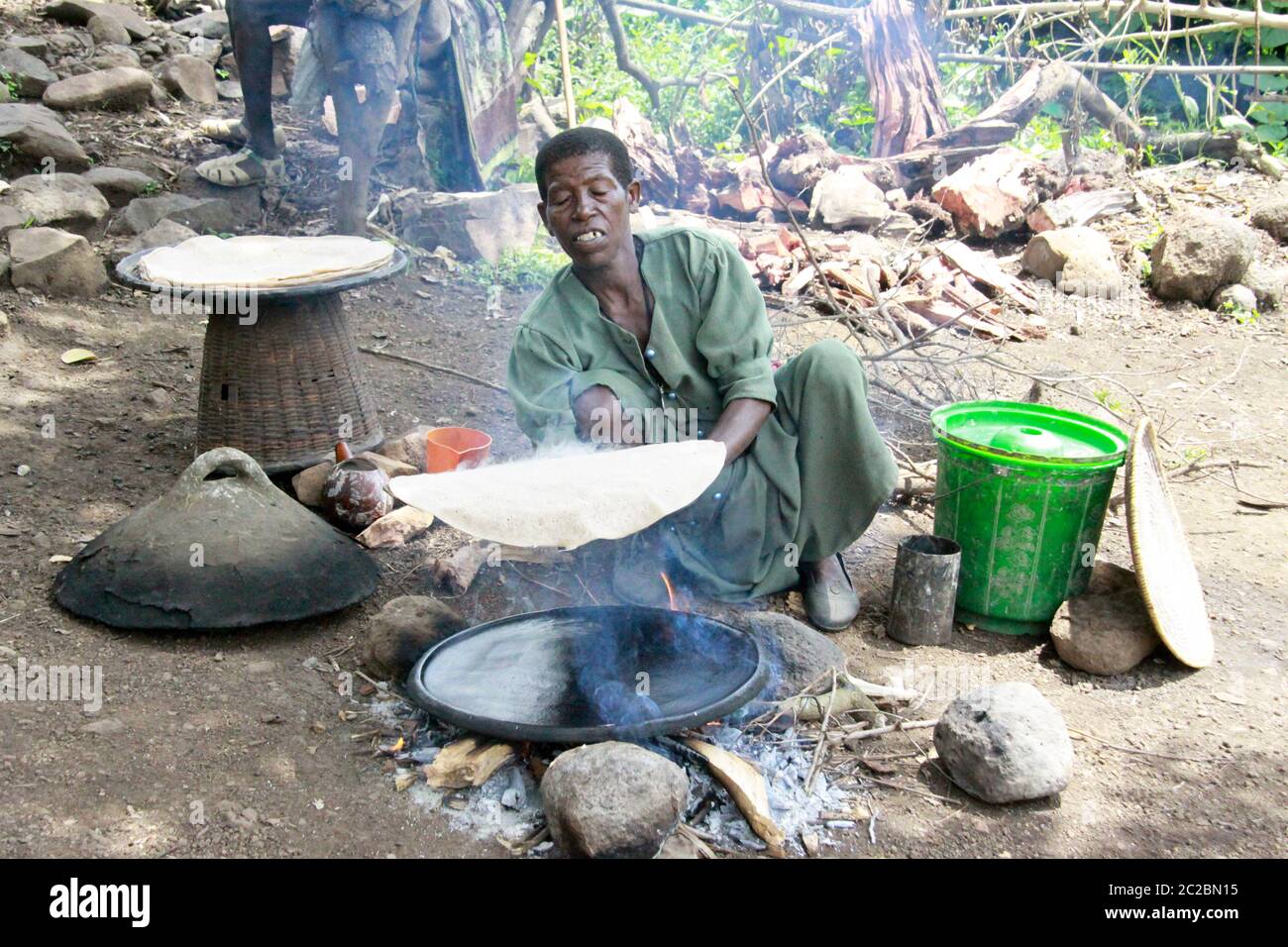 Africa, Etiopia, Lalibela, Donna cuoce injera (injera è un pane piatto lievitato con una consistenza unica e leggermente spugnosa. Tradizionalmente fatto fuori o Foto Stock