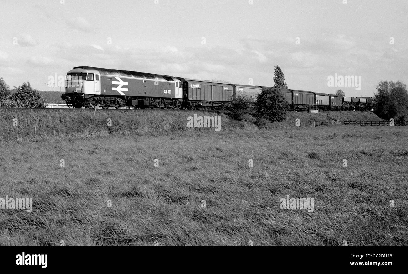 47 47411 che traina un treno merci Oxford a Bescot Speedlink vicino a Old Milverton, Warwickshire, Inghilterra, Regno Unito. 23 maggio 1986. Foto Stock