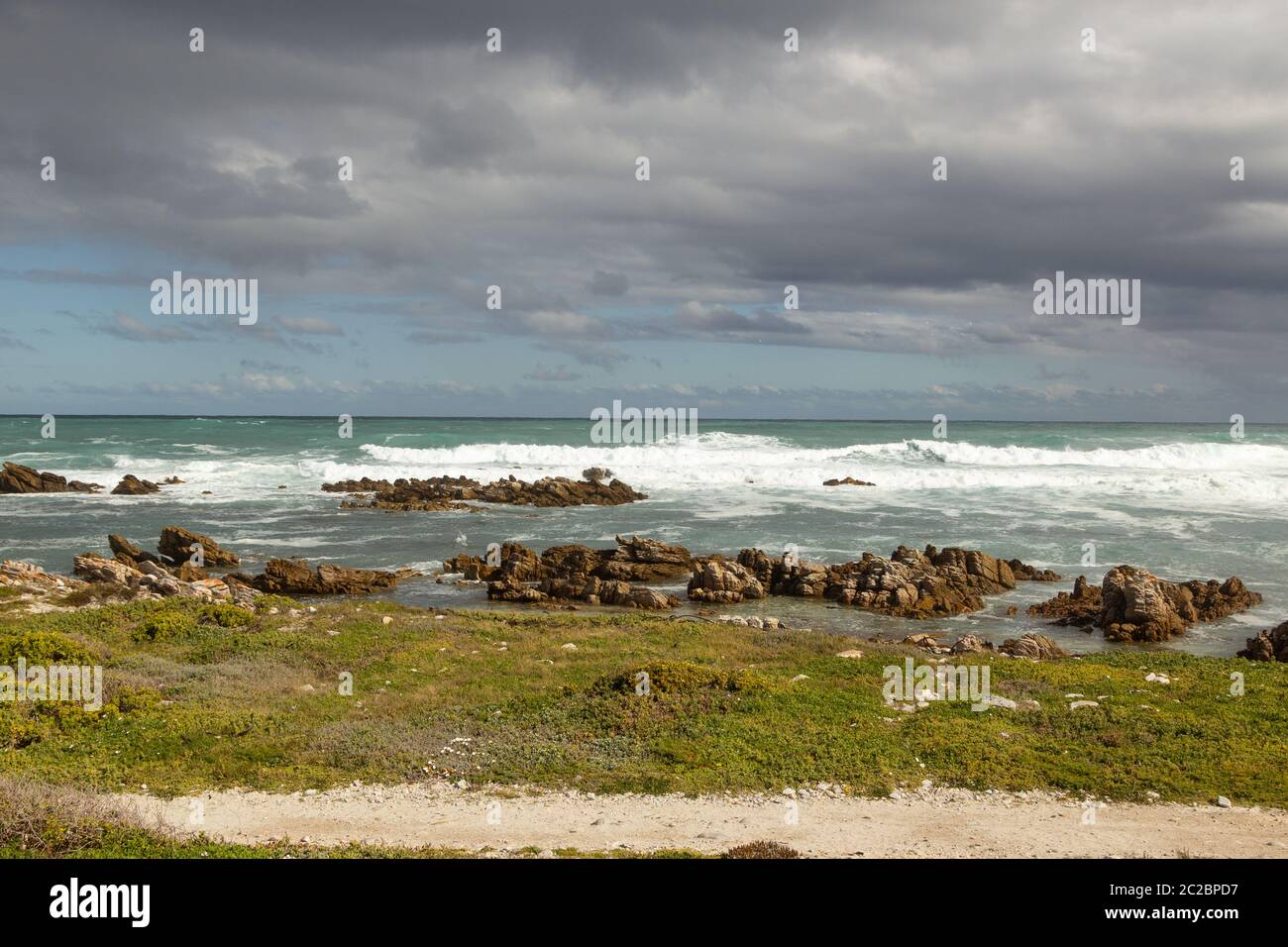 Vista sul mare da Hermanus Cliff Path, Hermanus, Capo Occidentale, Sud Africa Foto Stock
