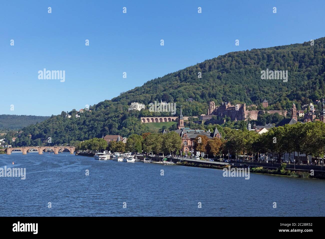 Vecchio ponte e la città vecchia con il castello a Heidelberg nel settembre 2019 Foto Stock