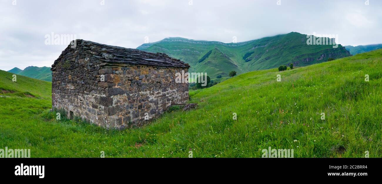 Paesaggio primaverile di capanne e prati pasiegas nella Valle di Miera nella Comunità Autonoma della Cantabria. Spagna, Europa Foto Stock