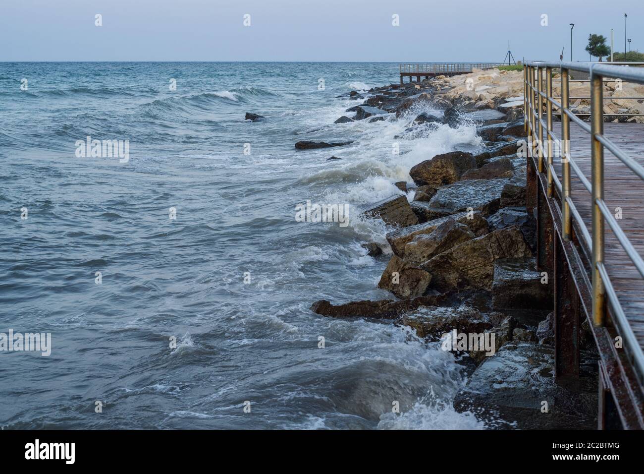 Onde di mare sul molo Foto Stock