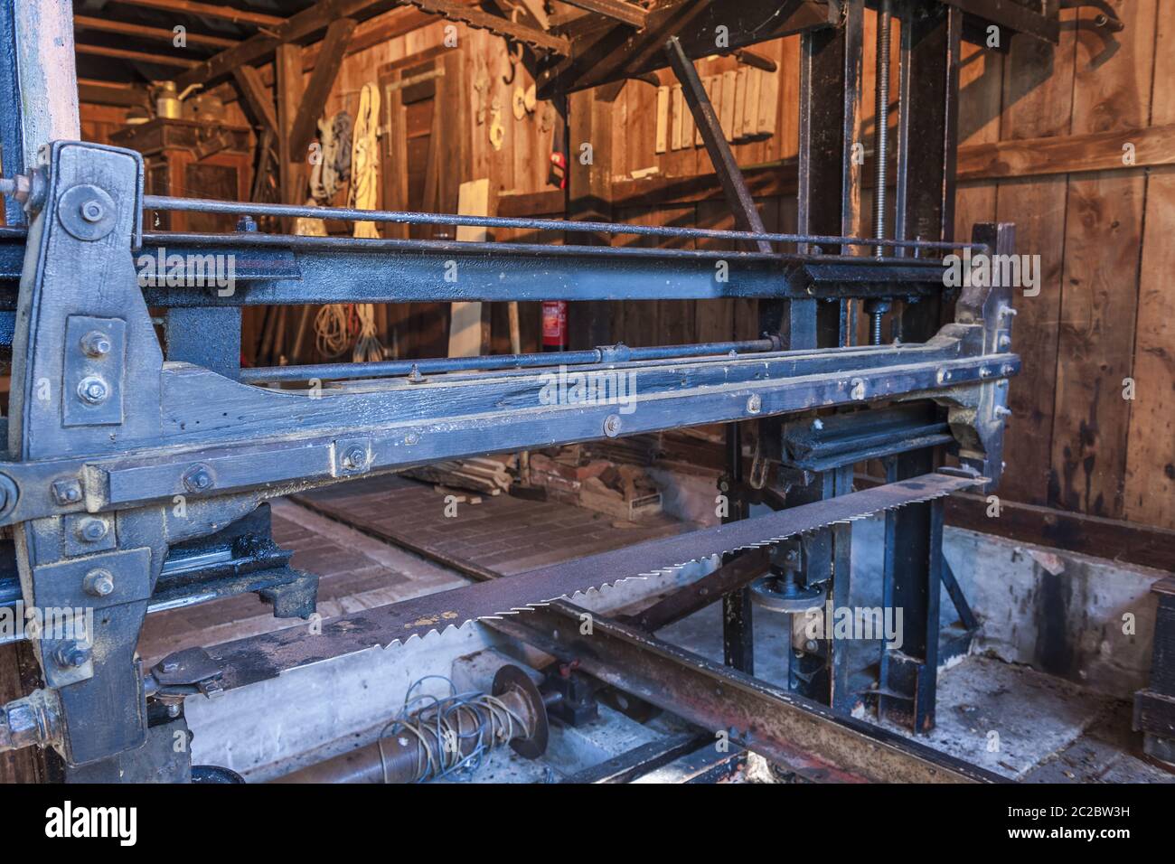 Telaio ha visto in una capanna di legno vicino Foto Stock