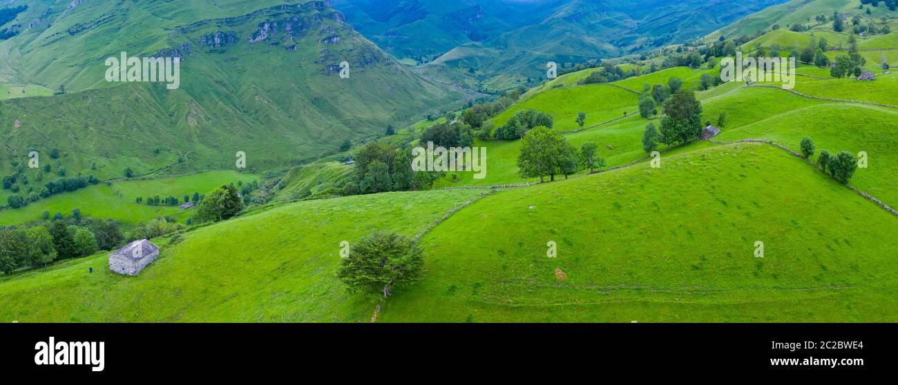 Vista aerea con un drone del paesaggio primaverile delle capanne e dei prati di pasiegas nella Valle di Miera nella Comunità Autonoma della Cantabria. Spagna, Europa Foto Stock