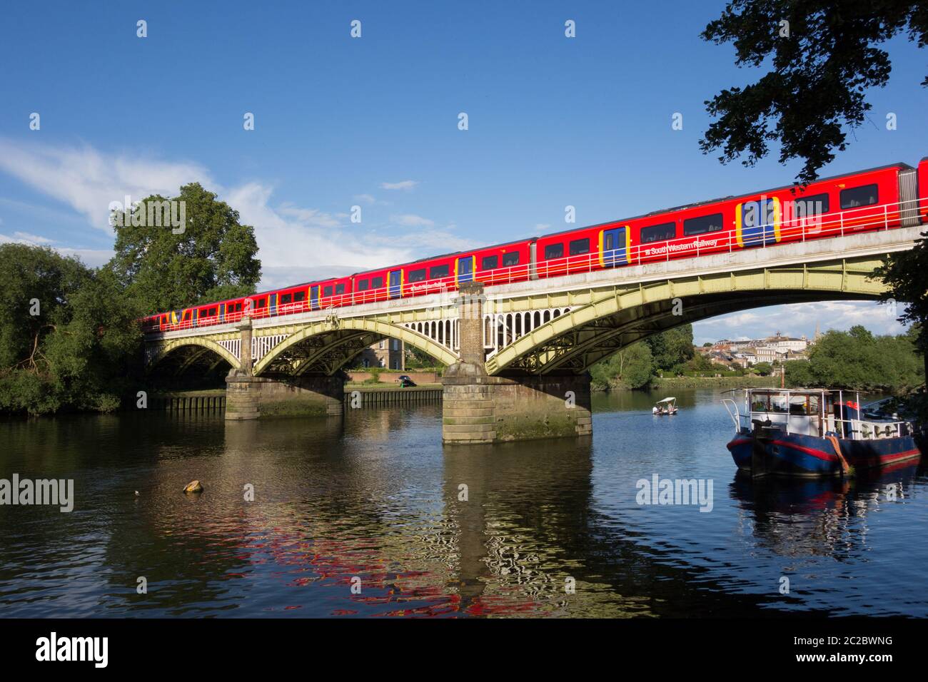 Un treno per pendolari South Western Railways sul Richmond Railway Bridge sopra il Tamigi, Londra, Regno Unito Foto Stock