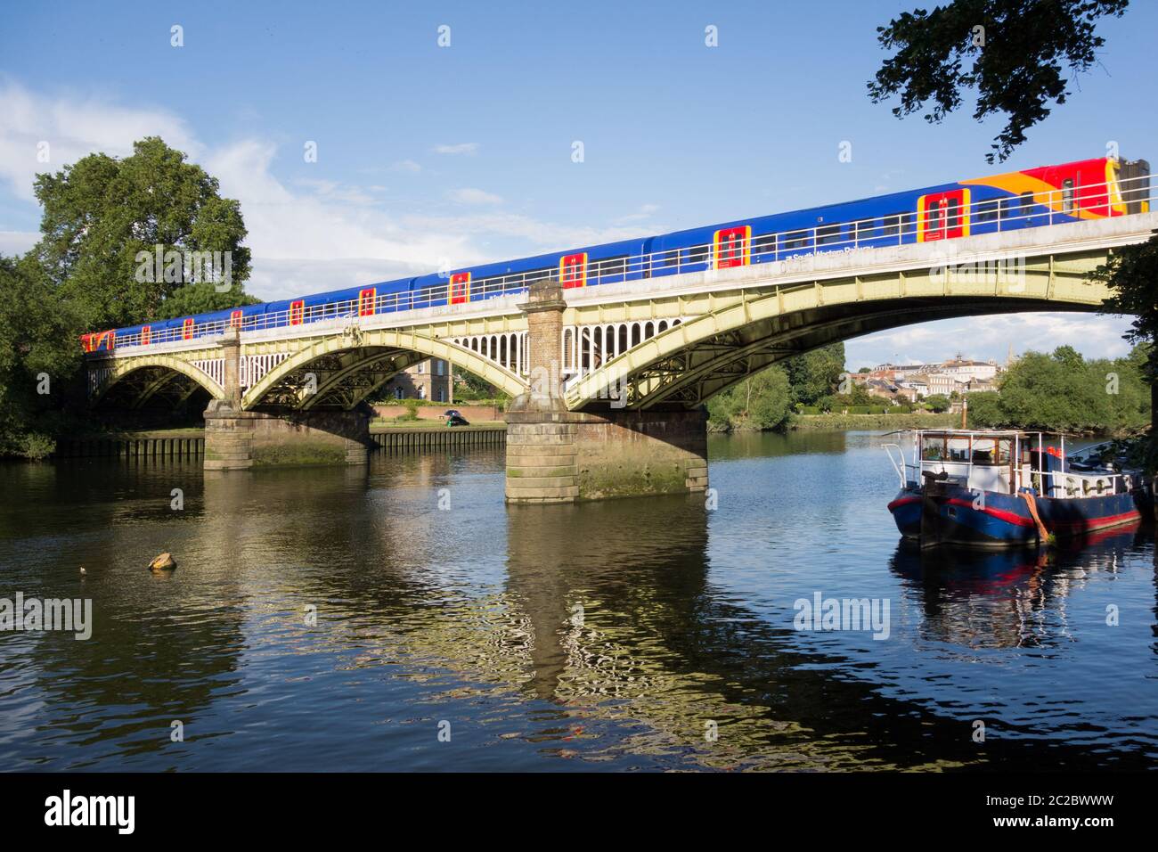 Un treno per pendolari South Western Railways sul Richmond Railway Bridge sopra il Tamigi, Londra, Regno Unito Foto Stock