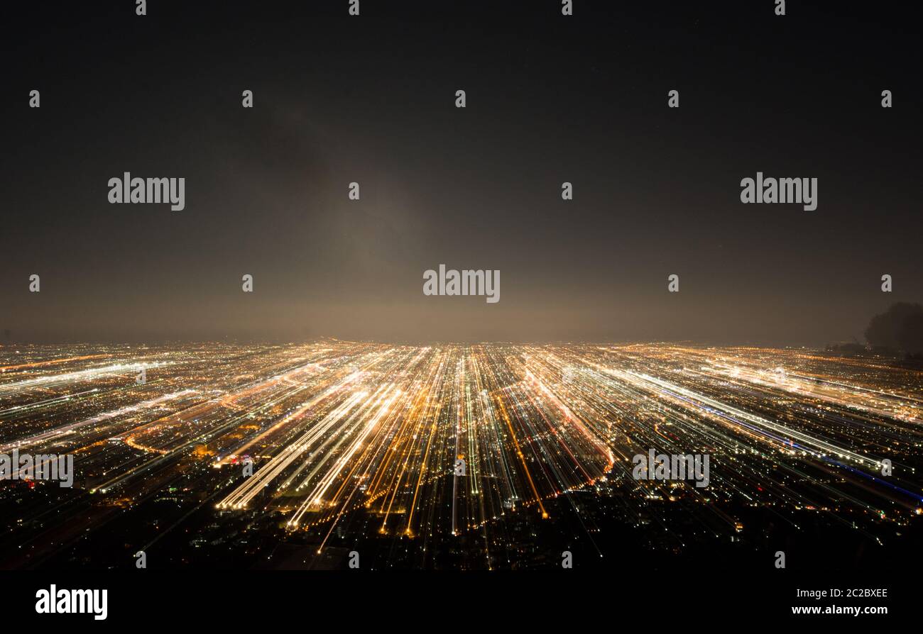 Abstract lunga esposizione sperimentale foto surreale, città e le luci del veicolo durante la notte Foto Stock