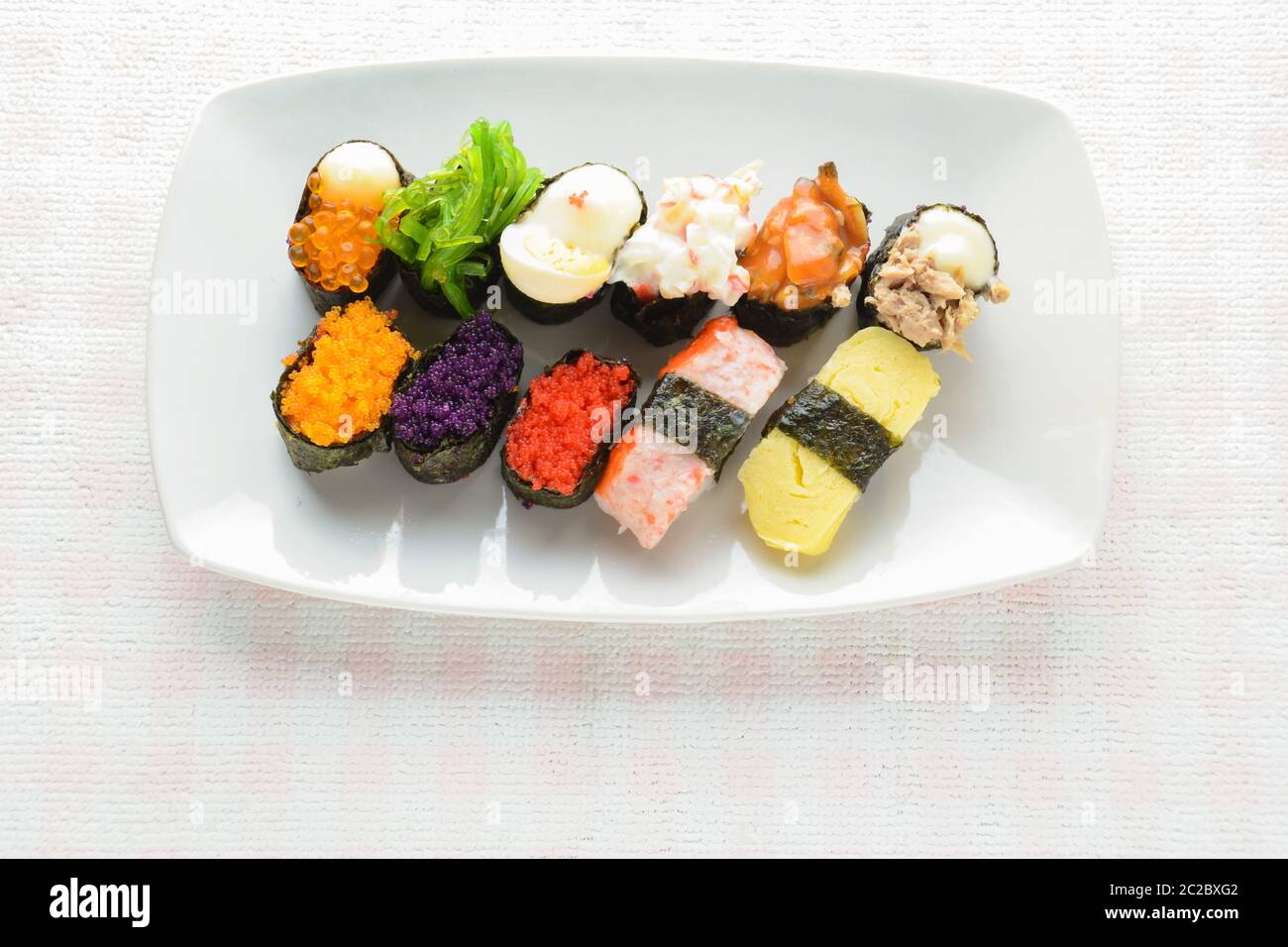 Sushi su piastra bianca, tonno, salmone, spigola, dolce uovo, gamberi sushi, il cibo giapponese Foto Stock