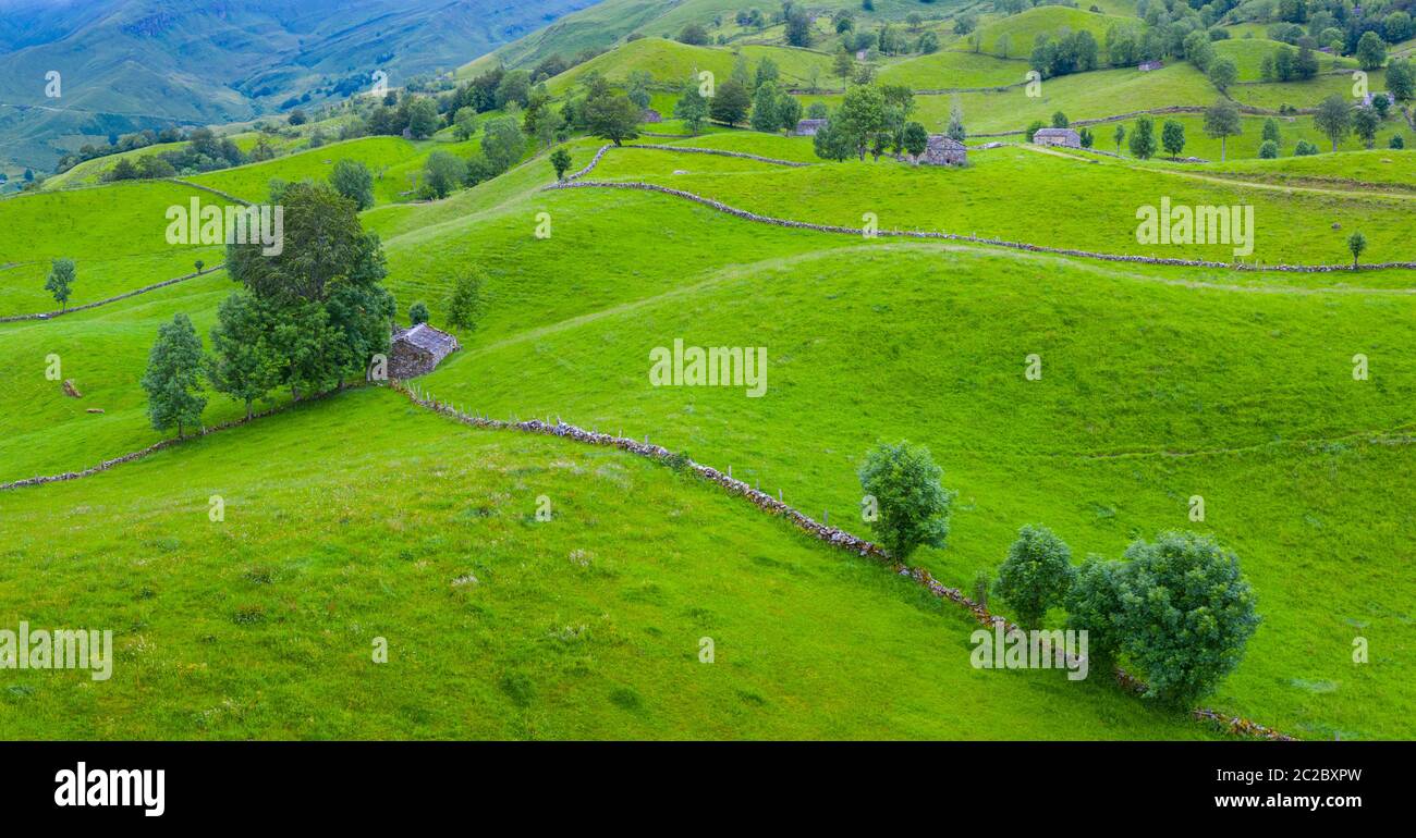 Vista aerea con un drone del paesaggio primaverile delle capanne e dei prati di pasiegas nella Valle di Miera nella Comunità Autonoma della Cantabria. Spagna, Europa Foto Stock