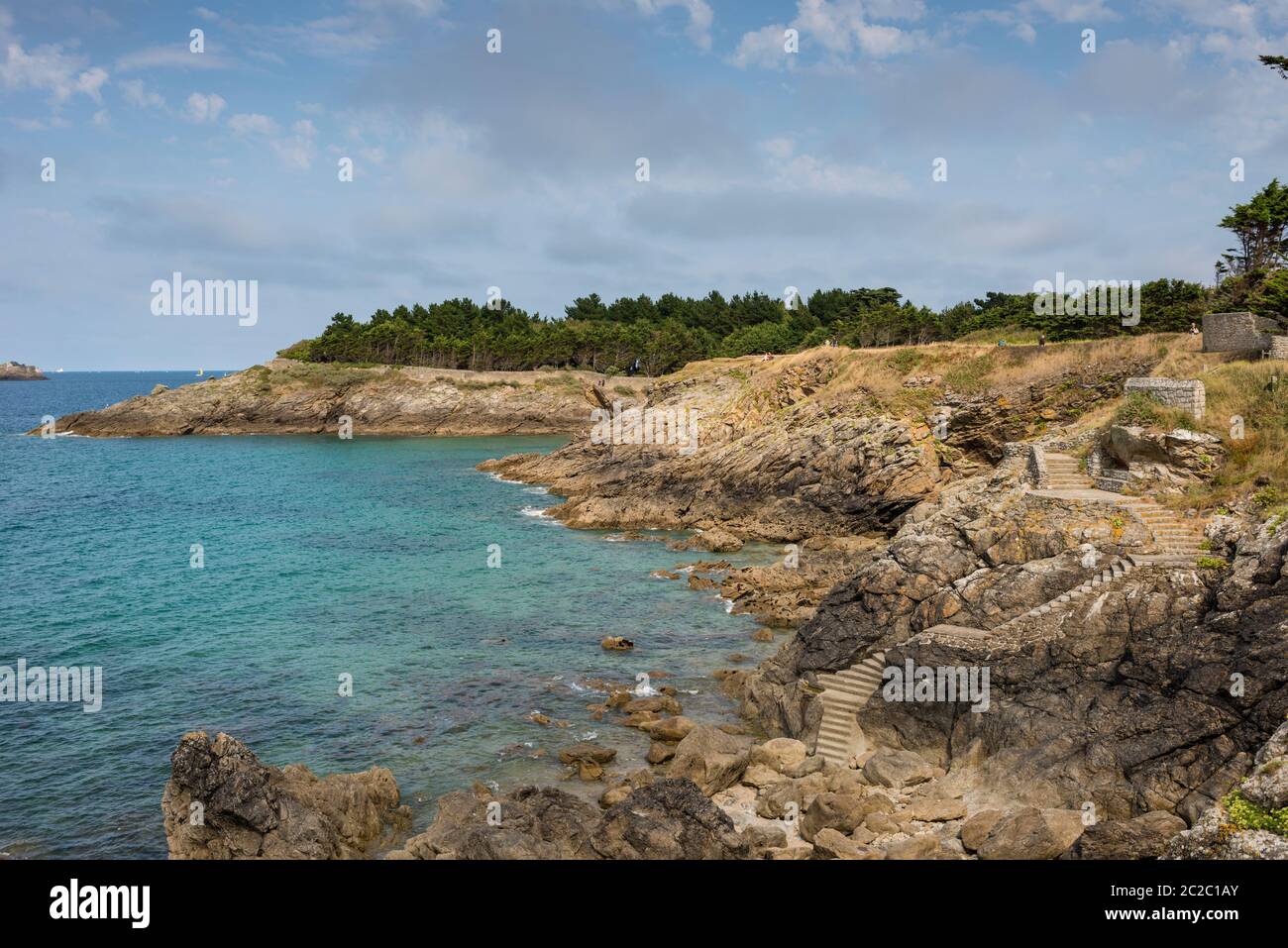 Sentiero pubblico lungo la costa rocciosa, St Enogat, Dinard, Bretagna, Francia Foto Stock