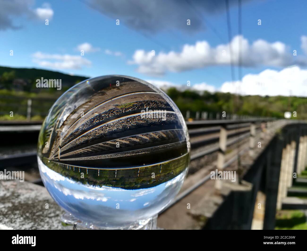 Fotografia di palla di cristallo, fuoco del viadotto in Altenbeken Foto Stock