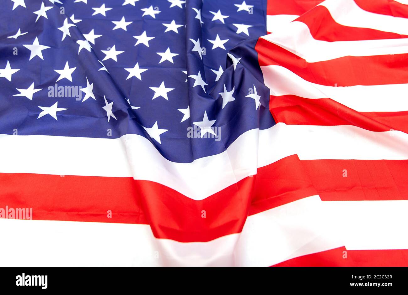 Tessuto naturale sbriciolato bandiera USA, vista dall'alto bandiera americana strag come texture o sfondo, immagine ad alta risoluzione Foto Stock