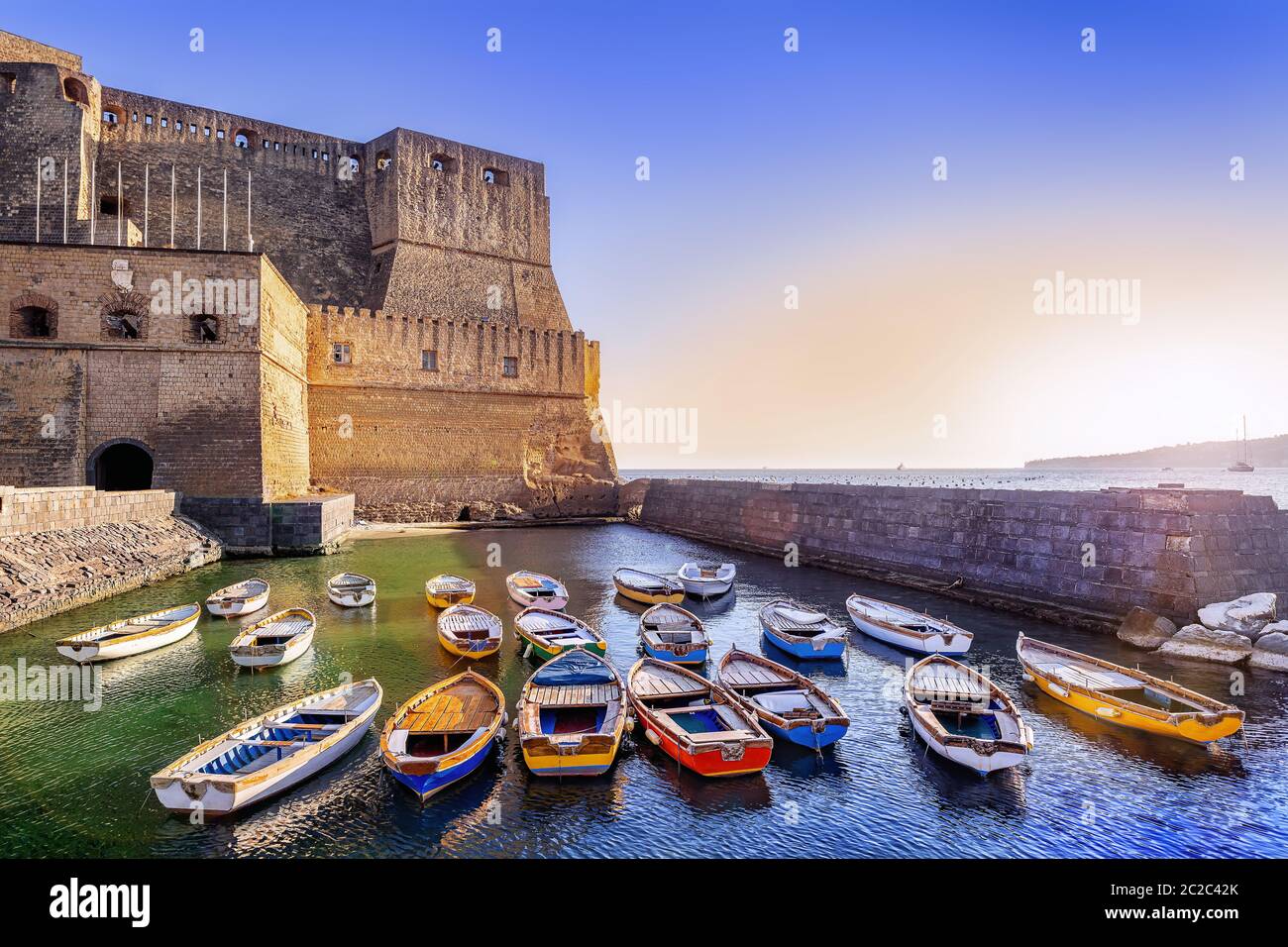 tramonto a castel dellâ€˜ovo a napoli, italia Foto Stock