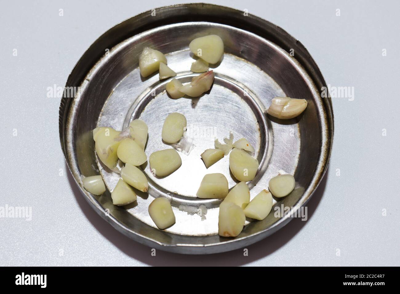 Una intera aromatico aglio bianco isolato su sfondo bianco Foto Stock