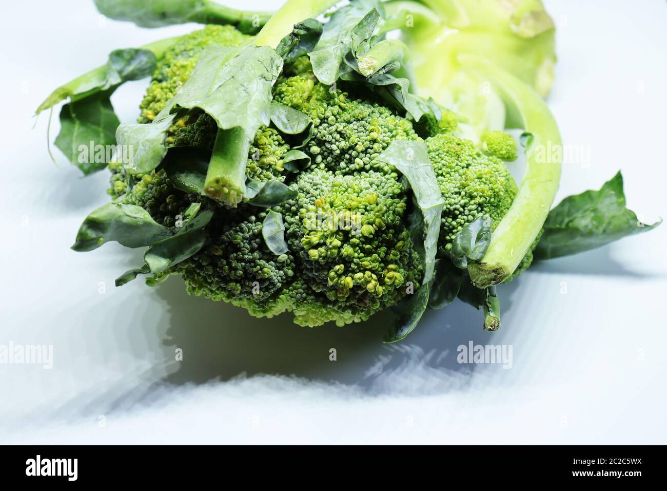 Freschi broccoli sani isolati su sfondo bianco Foto Stock