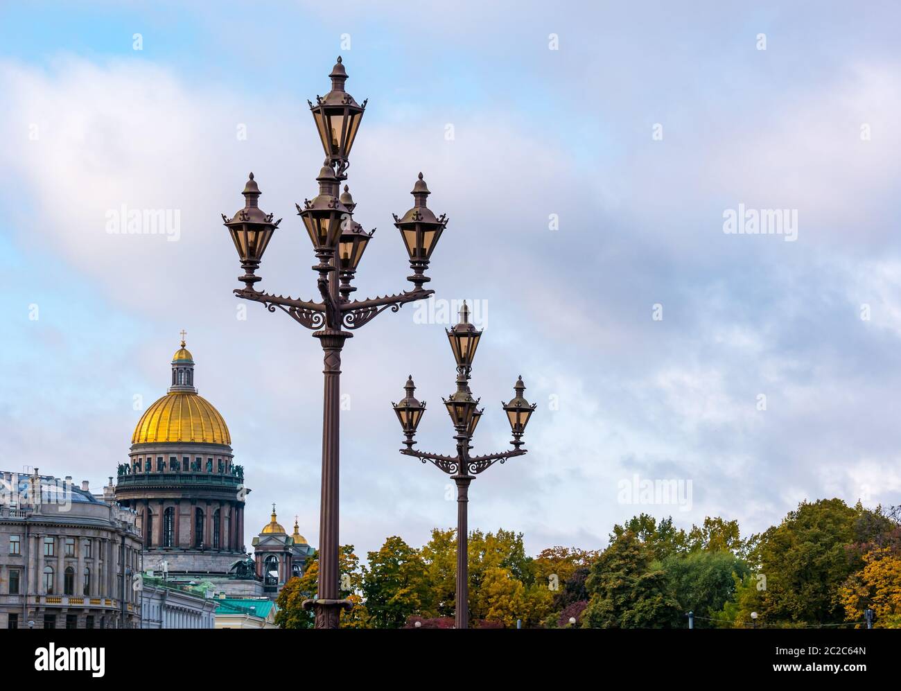 La cupola della Cattedrale di Sant'Isacco in autunno e le luci d'epoca ornate, San Pietroburgo, Russia Foto Stock
