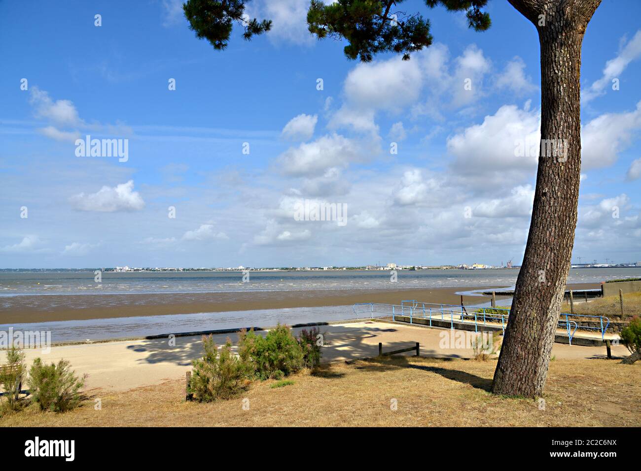 Spiaggia a bassa marea di Saint Brevin les Pins nella regione della Loira nella Francia occidentale, e la città di Saint Nazaire sullo sfondo Foto Stock