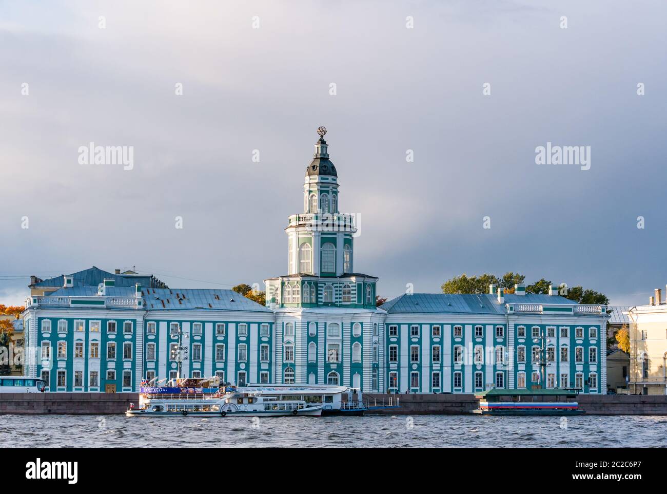 Kunstkamera o Museo di Antropologia ed Etnografia, Università Embankment con cielo nuvoloso moody, fiume Neva, San Pietroburgo, Russia Foto Stock