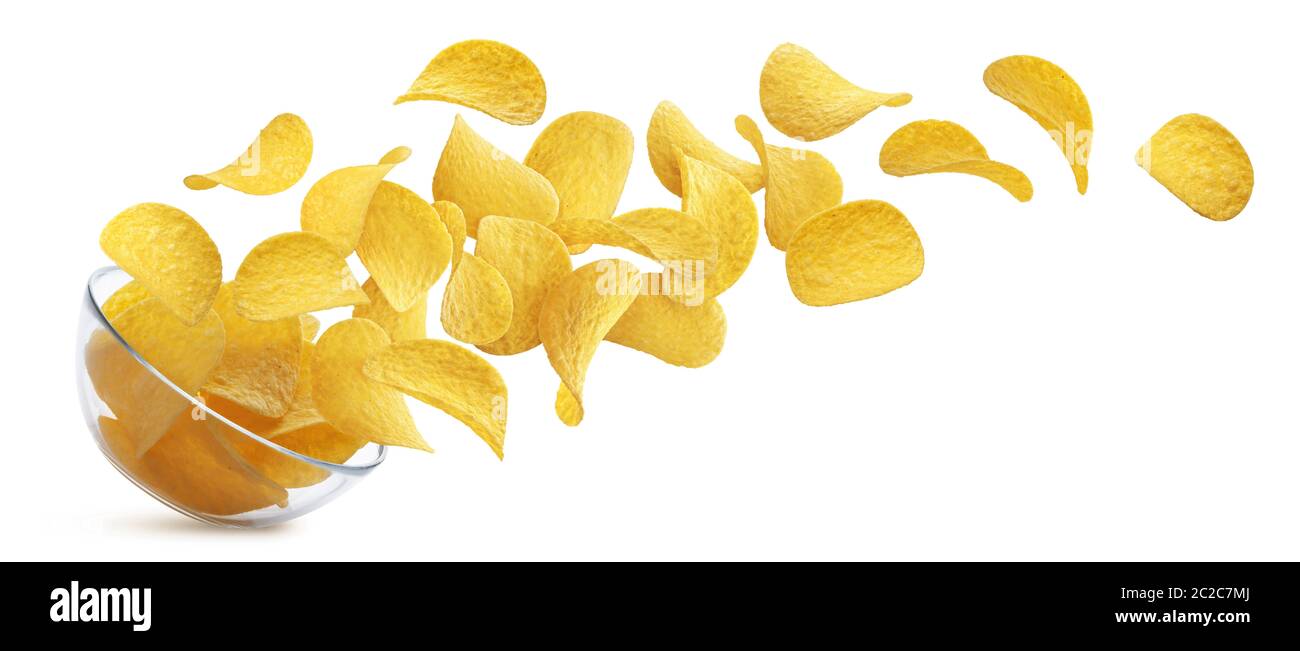 Patatine che cadono in una ciotola di vetro isolata su sfondo bianco Foto Stock