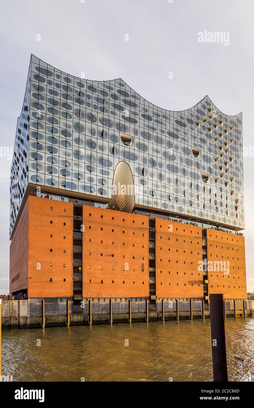 Germania, città anseatica libera di Amburgo - Elbphilharmonie sul fiume Elba Foto Stock