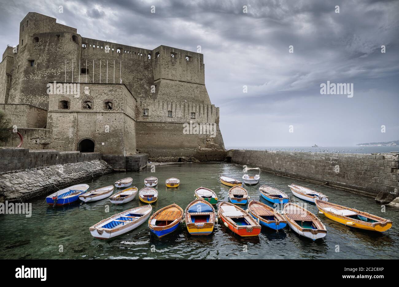 tramonto a castel dellâ€˜ovo a napoli, italia Foto Stock