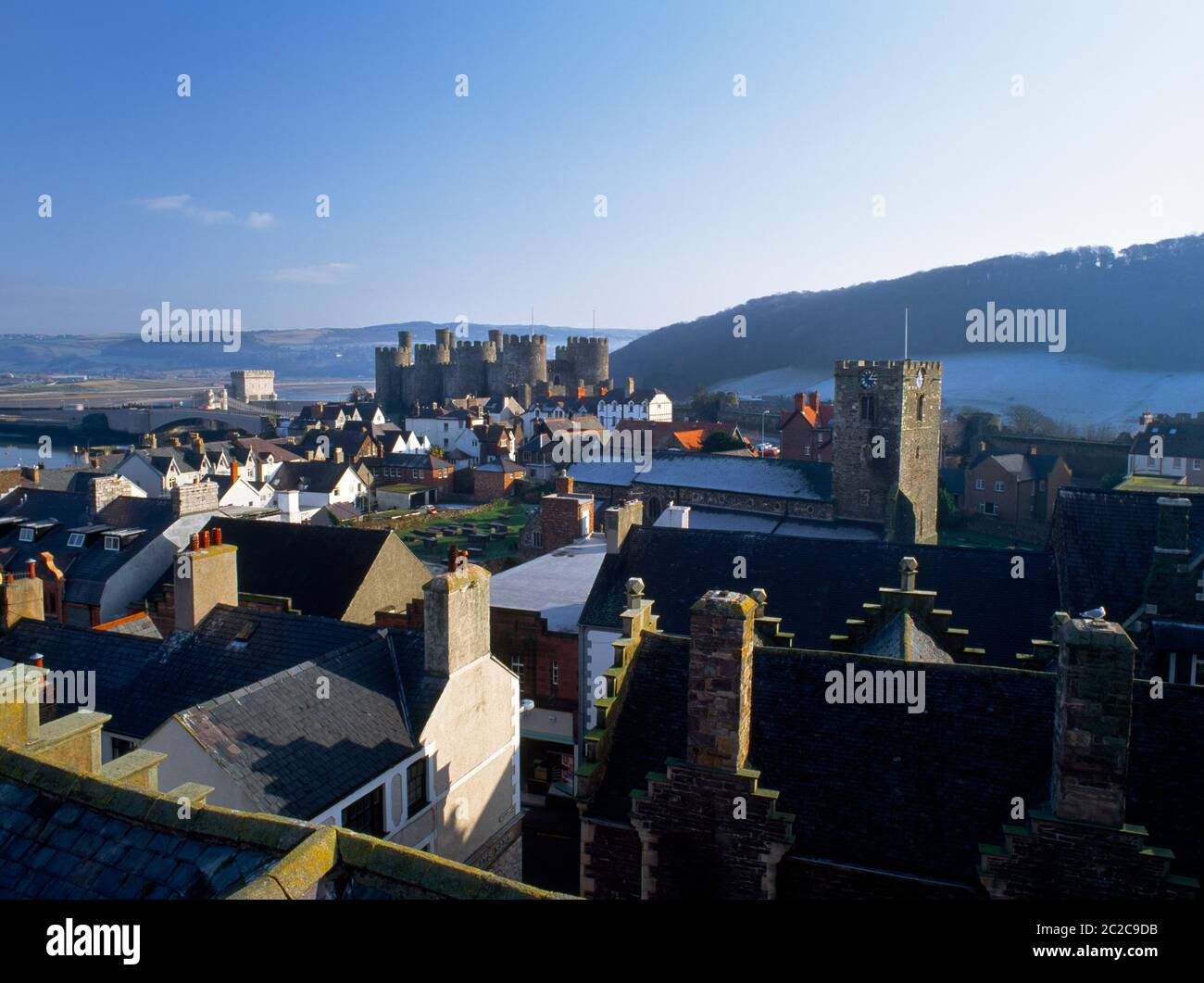 Ammira se dalla torre della residenza cittadina di Plas Mawr Elizabethan alla chiesa di St Mary (ex abbazia di Aberconwy), al castello di Conwy e ai ponti sull'estuario di Conwy. Foto Stock