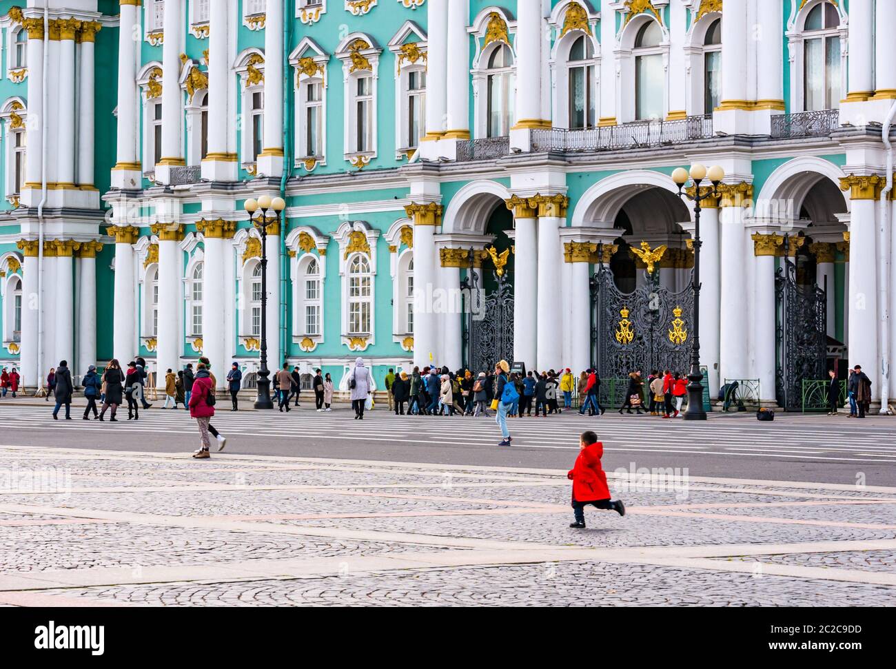 Turisti in Piazza del Palazzo di fronte al Palazzo d'Inverno, l'Hermitage, San Pietroburgo, Russia Foto Stock