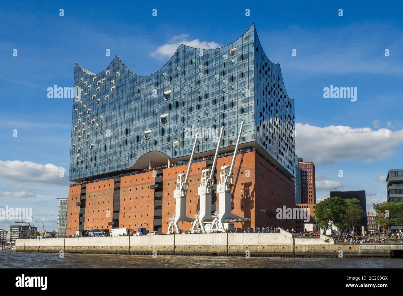 Germania, città anseatica libera di Amburgo - Elbphilharmonie sul fiume Elba Foto Stock