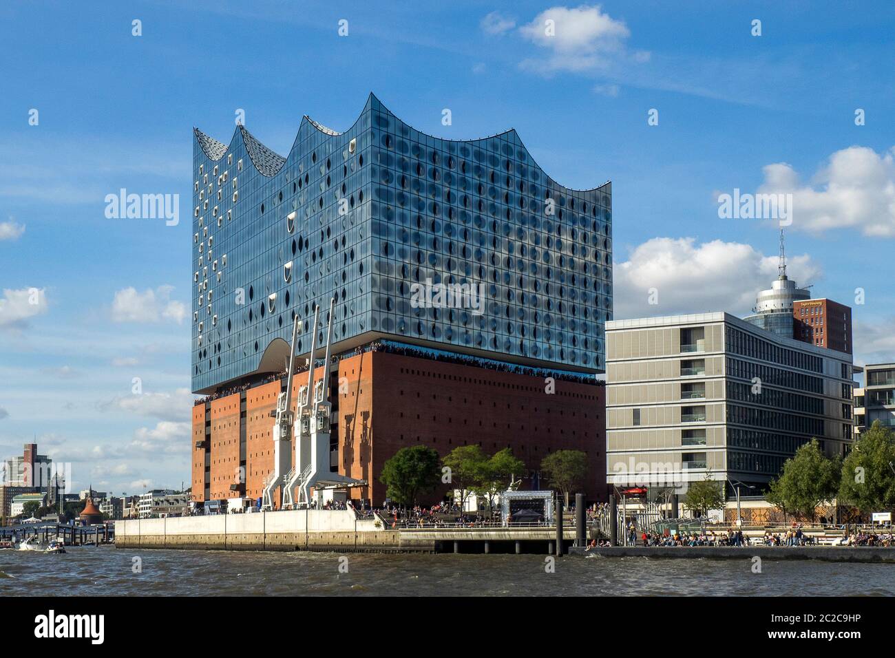 Germania, città anseatica libera di Amburgo - Elbphilharmonie sul fiume Elba Foto Stock