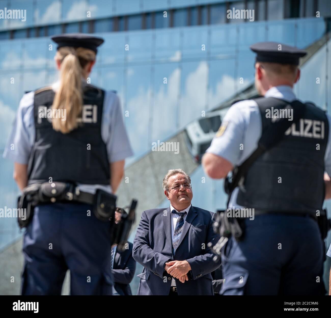 Berlino, Germania. 17 Giugno 2020. Dieter Romann, presidente della polizia federale, parla con gli ufficiali della stazione federale di polizia nella stazione centrale di Berlino. Il leader della fazione dell'Unione Brinkhaus ha voluto informarsi sulla situazione e sui temi dei funzionari di polizia, dopo che le autorità di polizia negli Stati Uniti si trovano di fronte a accuse di razzismo. Credit: Michael Kappeler/dpa/Alamy Live News Foto Stock