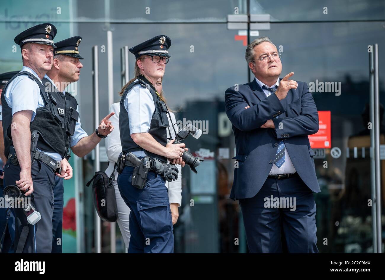 Berlino, Germania. 17 Giugno 2020. Dieter Romann, presidente della polizia federale, parla con gli ufficiali della stazione federale di polizia nella stazione centrale di Berlino. Il leader della fazione dell'Unione Brinkhaus voleva ottenere informazioni sulla situazione e sulle questioni dei funzionari di polizia, dopo che le autorità di polizia negli Stati Uniti si trovano di fronte a accuse di razzismo. Credit: Michael Kappeler/dpa/Alamy Live News Foto Stock