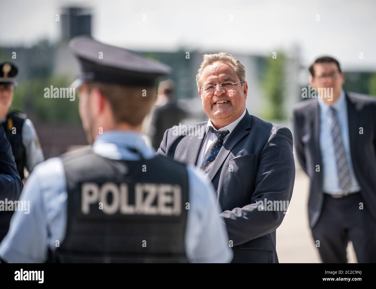 Berlino, Germania. 17 Giugno 2020. Dieter Romann, presidente della polizia federale, parla con gli ufficiali della stazione federale di polizia nella stazione centrale di Berlino. Il leader della fazione dell'Unione Brinkhaus voleva ottenere informazioni sulla situazione e sulle questioni dei funzionari di polizia, dopo che le autorità di polizia negli Stati Uniti si trovano di fronte a accuse di razzismo. Credit: Michael Kappeler/dpa/Alamy Live News Foto Stock