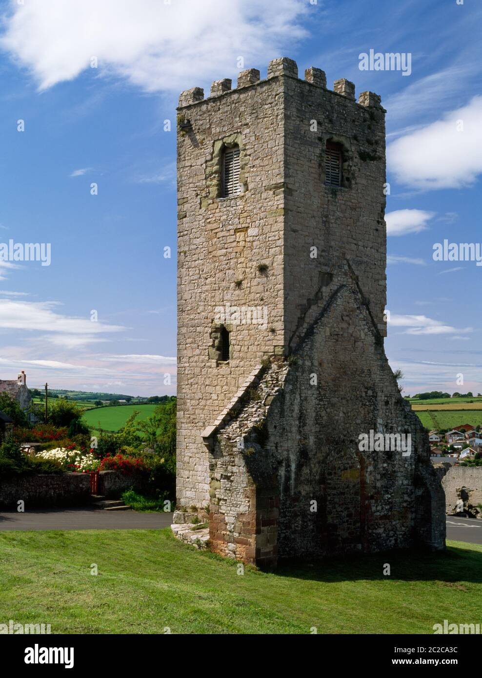 Ammira a nord-ovest i resti della cappella di St Hilary, Denbigh, Galles, Regno Unito, costruita intorno al 1300 come cappella per servire la nuova città fortificata: Il rione della città del castello. Foto Stock