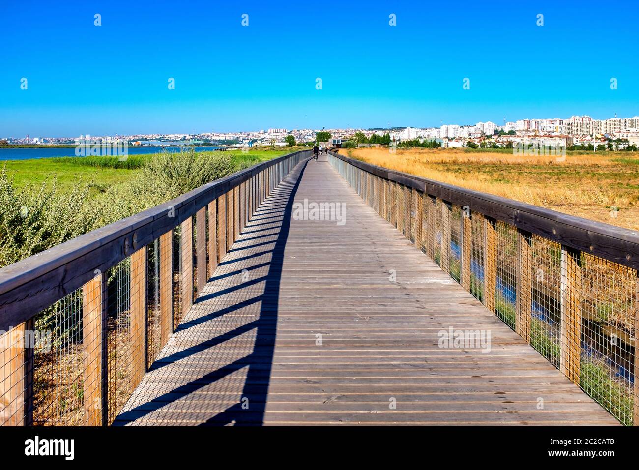 Passerella in legno nel Parque Linear Ribeirinho do Estuário do Tejo (Parco lineare sul lungofiume dell'estuario del Tago), Vila Franca de Xira, Portogallo Foto Stock